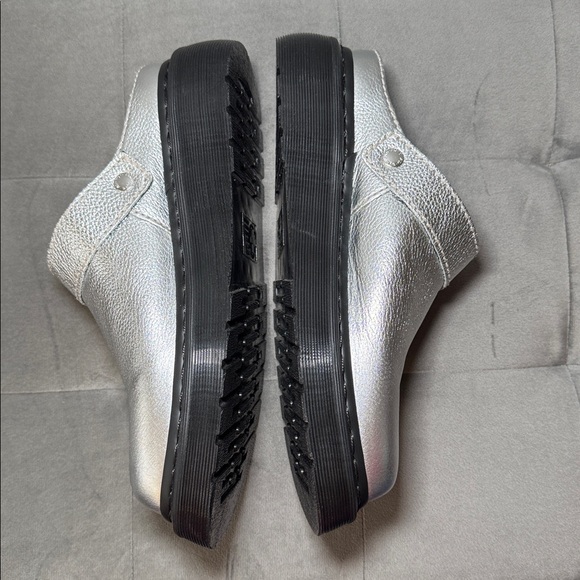 Dr. Martens Laketen Slingback Mule Tumbled Silver Metallic Size 8 NWOT - Picture 7 of 16